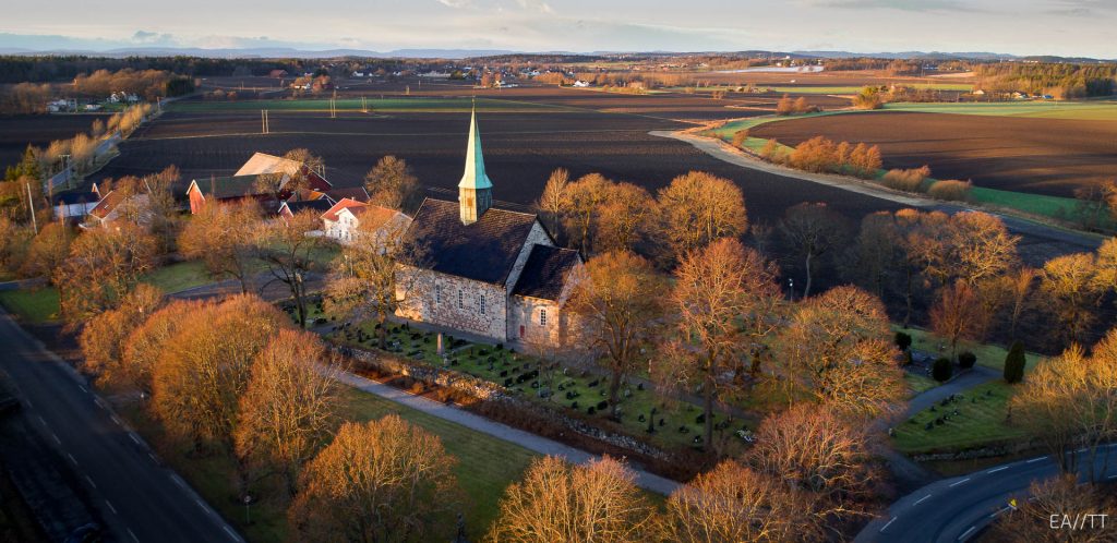 Luftfoto av Rygge kirke i Østfold